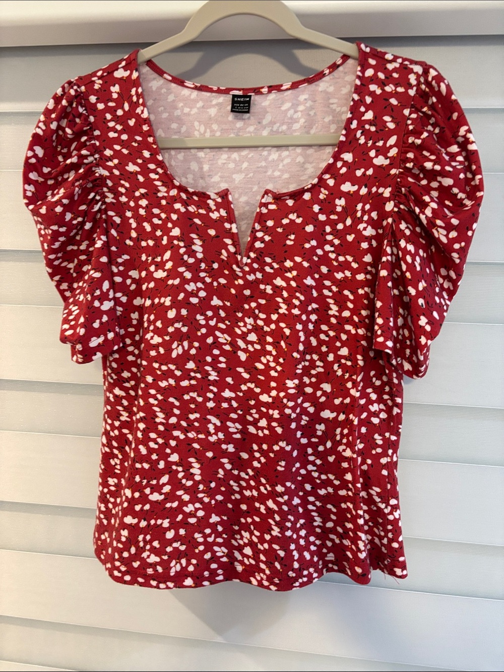 SHEIN Red Printed Puff Sleeve Top with Notch Neckline